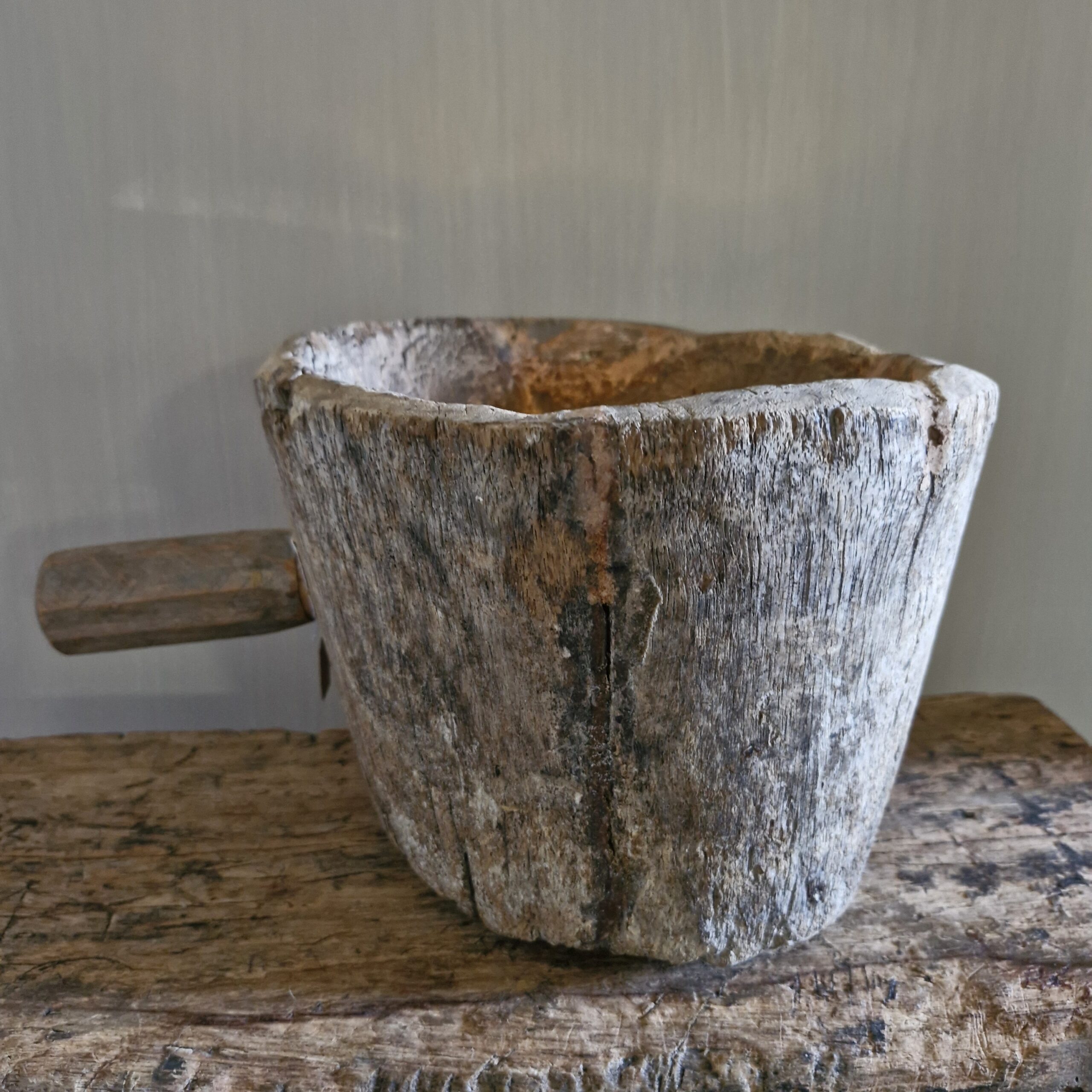 Houten vijzel met handvat