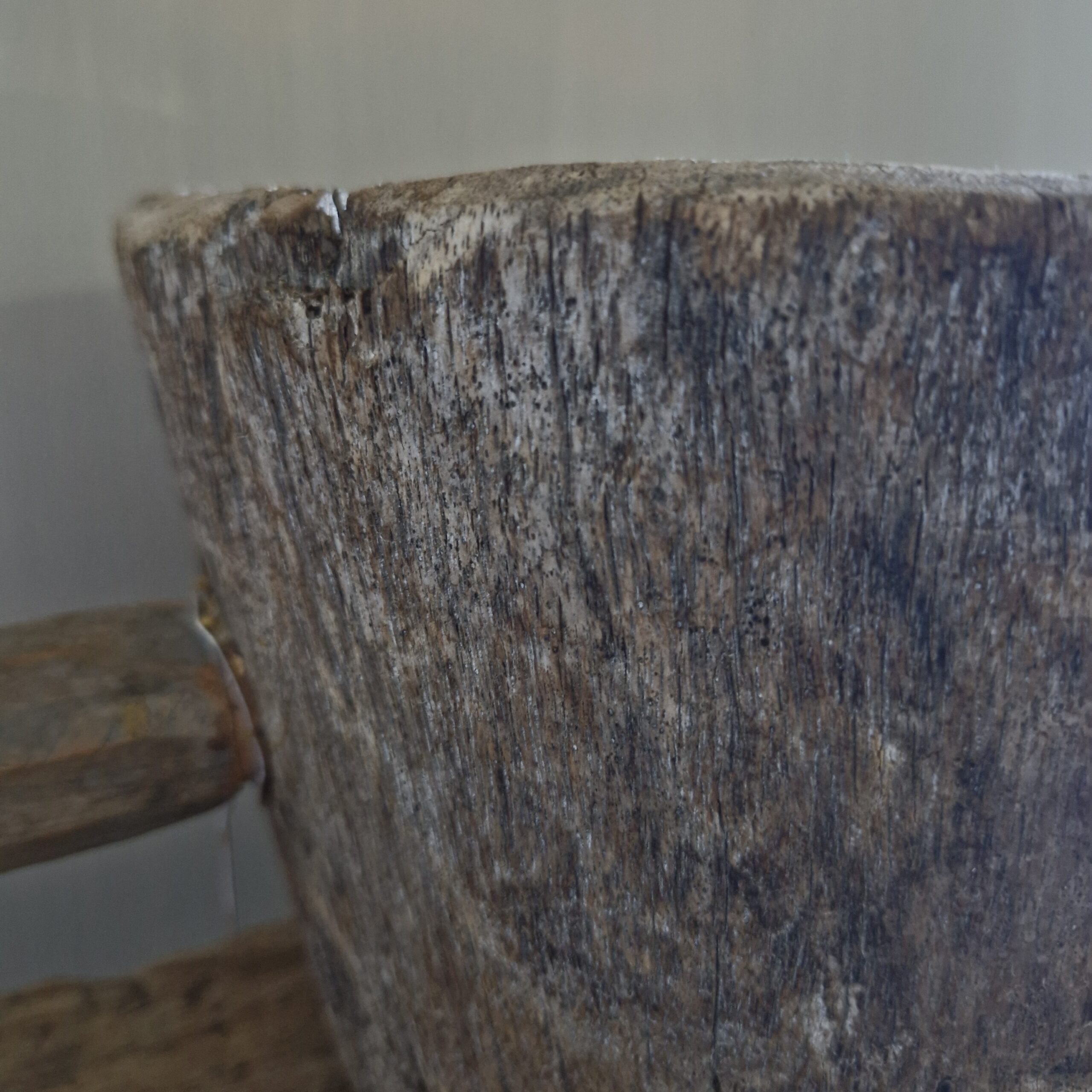 Houten vijzel met handvat