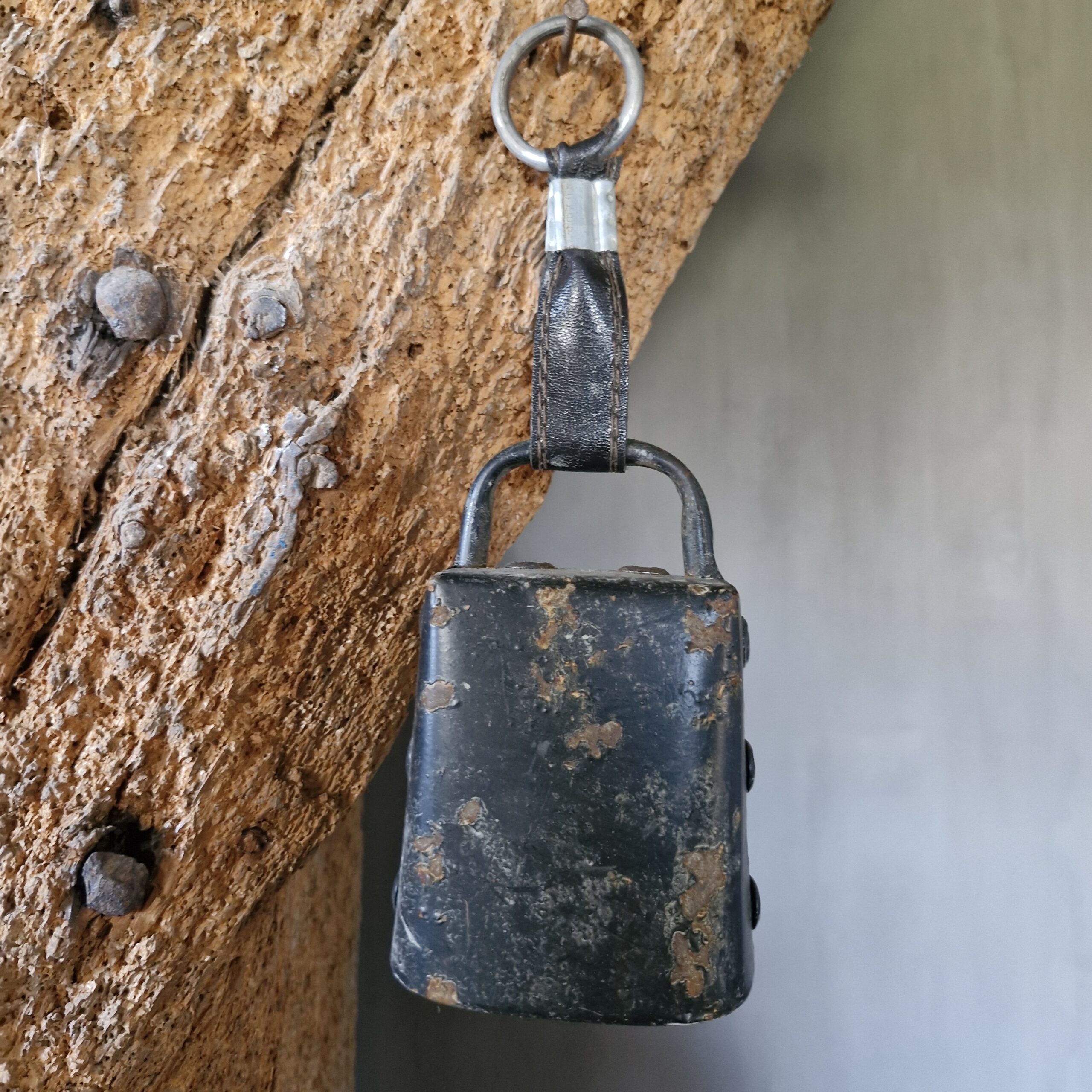 Oude bel zwart met lus