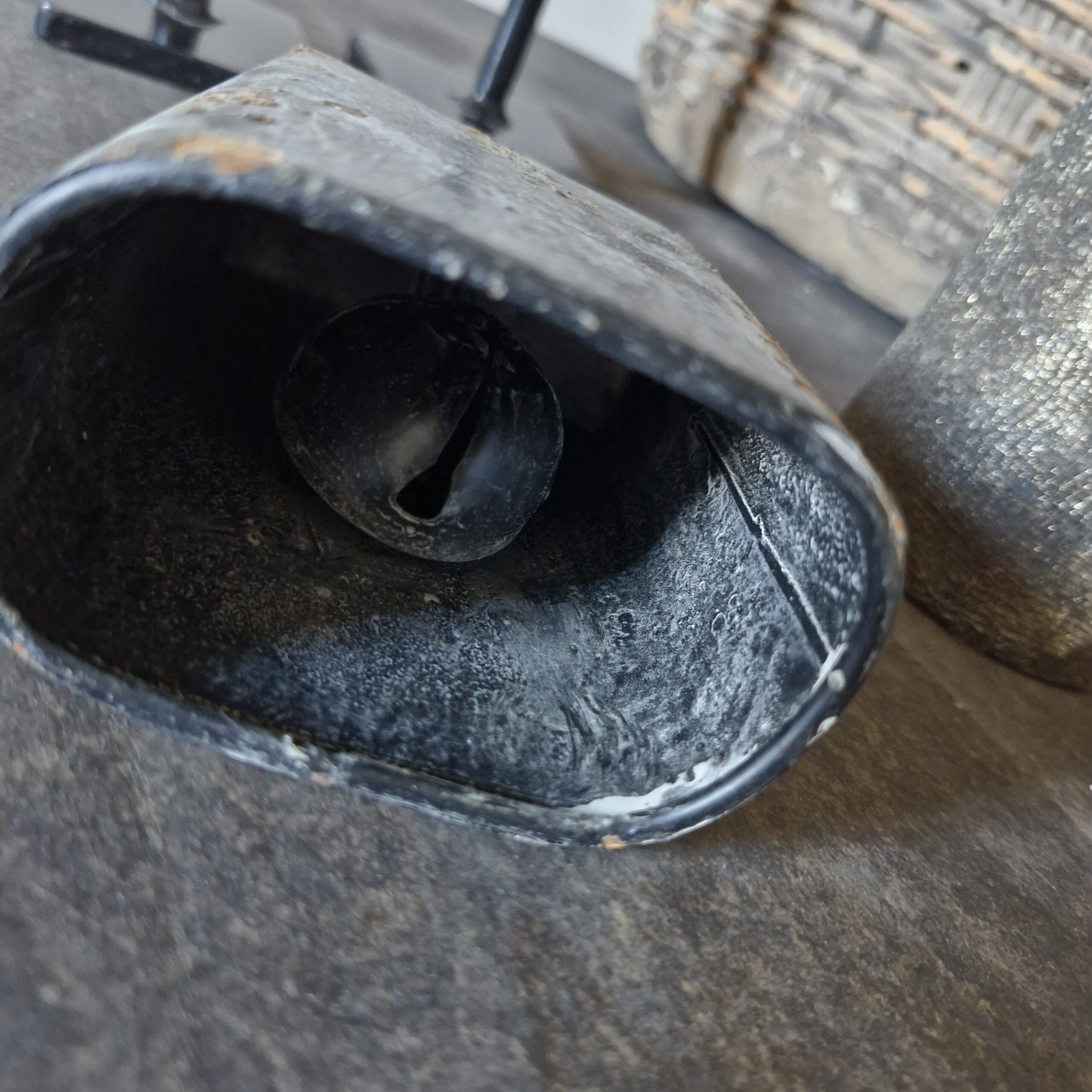 Oude bel zwart met lus