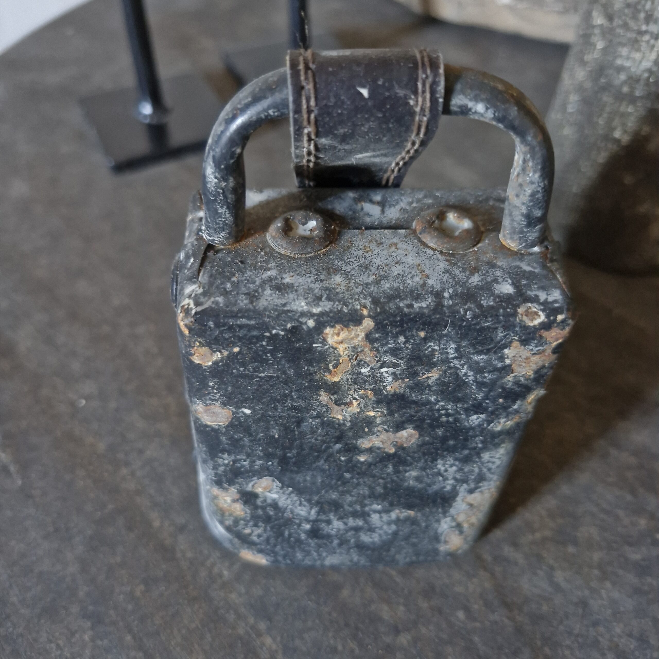 Oude bel zwart met lus