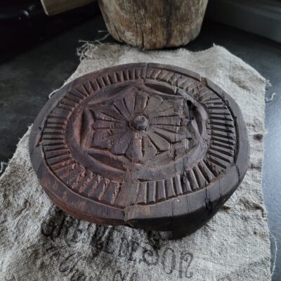 Bajot onderzetter oud hout rond bewerkt