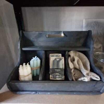 houten kast stoer sober landelijk hangkandelaar kasthanger luik luikhanger hanger waxine kandelaar metaal roest