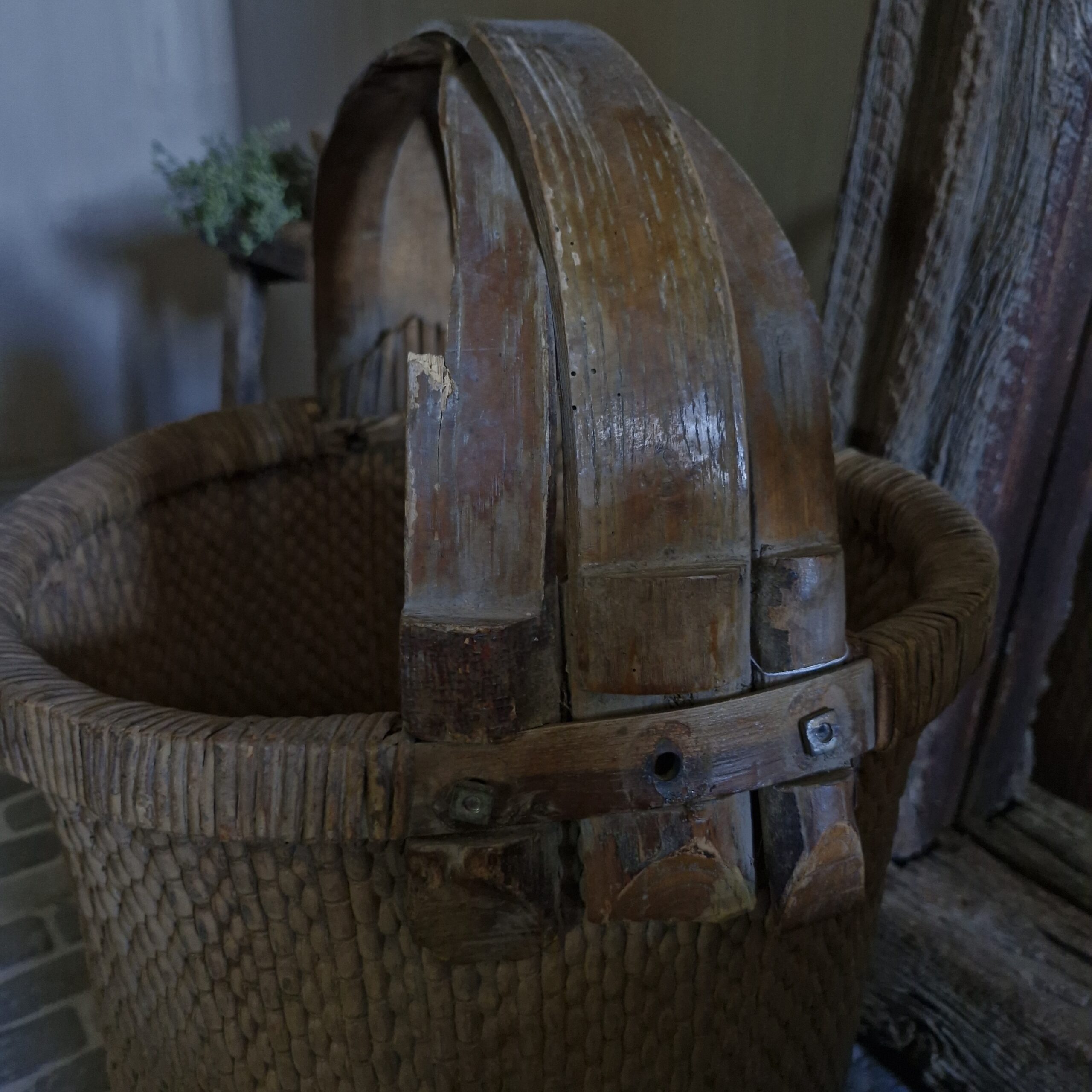 Antieke oosterse mand met hengsel | LUKSA