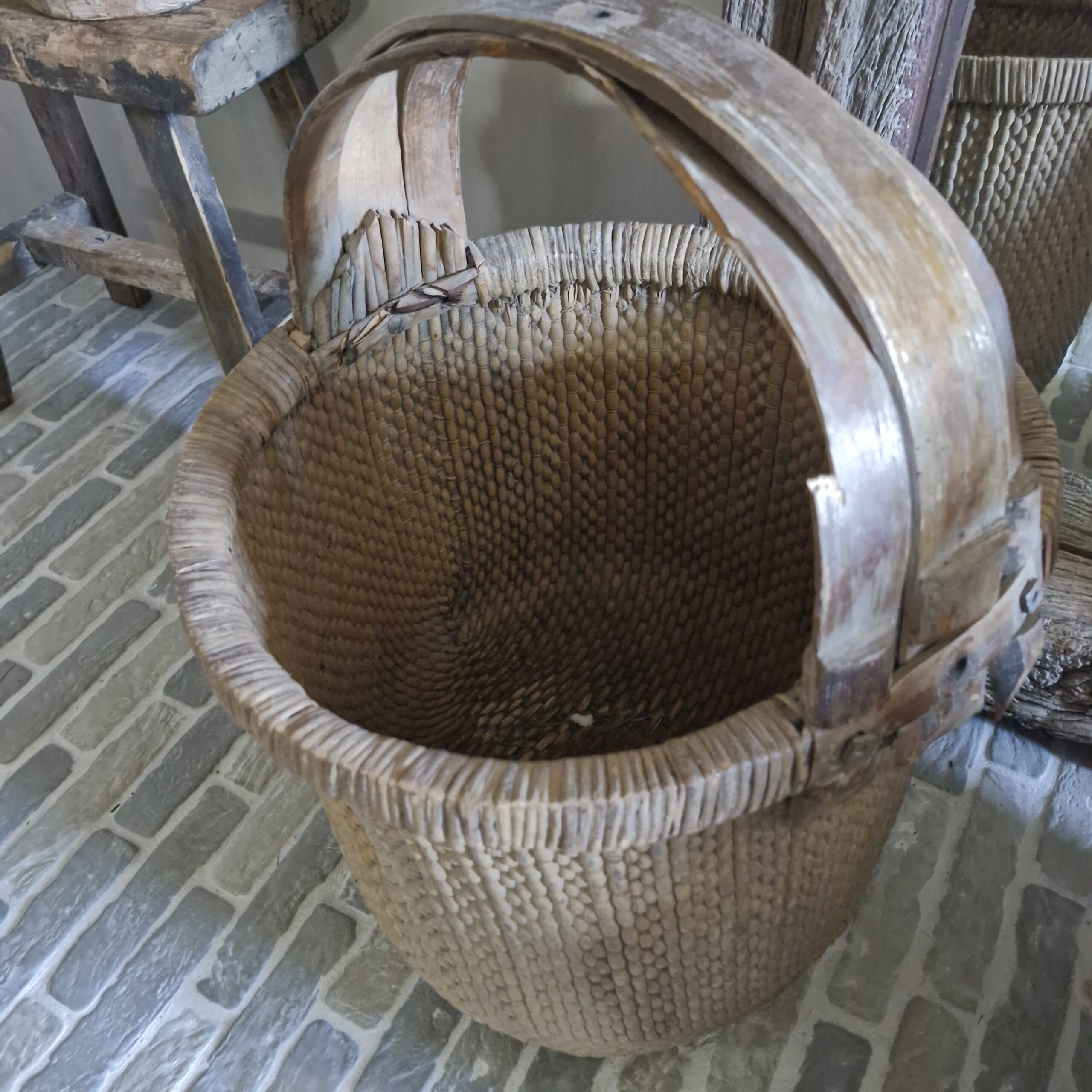 Antieke oosterse mand met hengsel | LUKSA