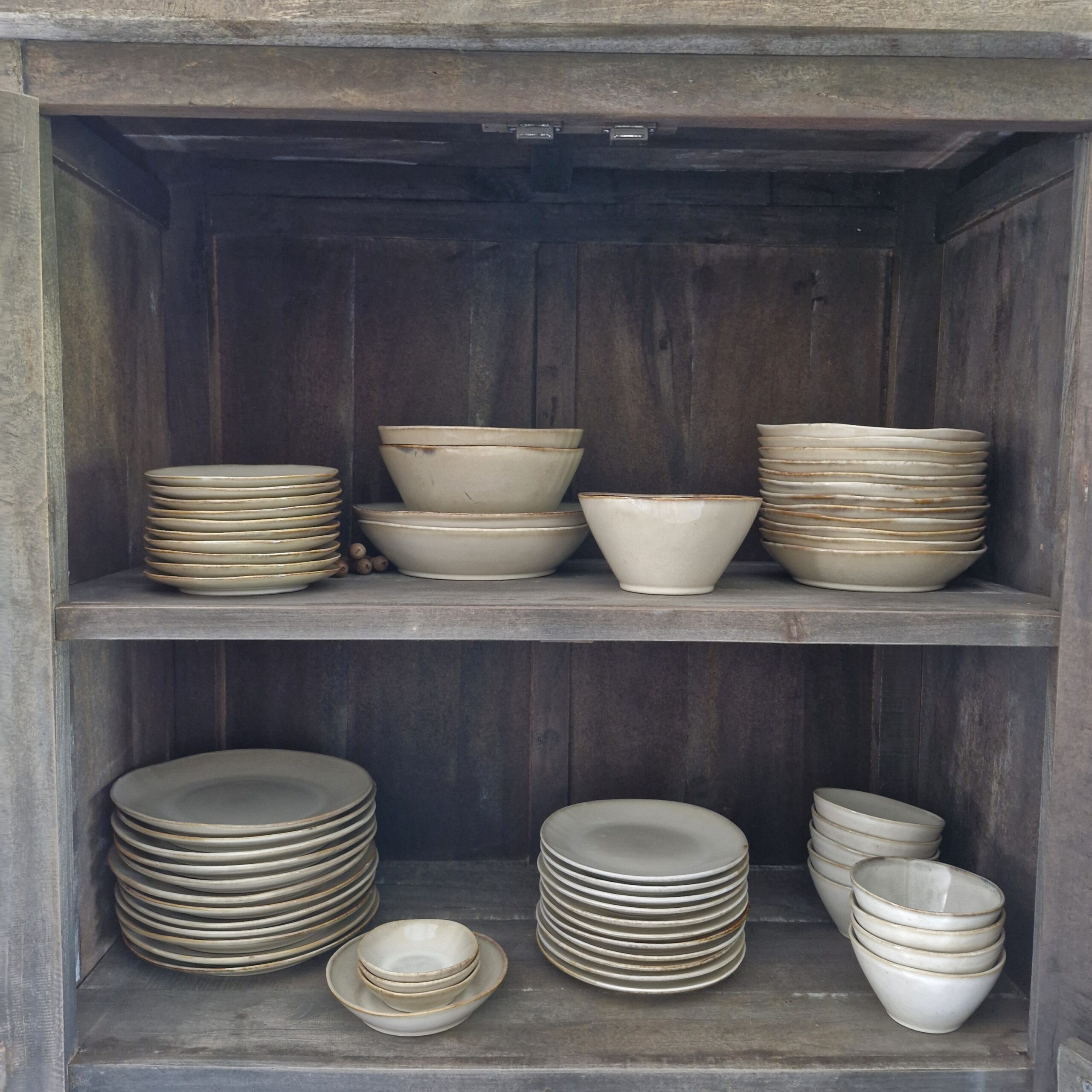 landelijk servies beige mica raca stoer sober handgemaakt